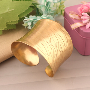 Bracelet large en laiton martelé plaqué or fait à la main pour la décoration de mariage et les cadeaux - Product Image 4