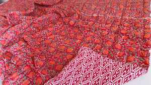 Couverture matelassée en coton floral réversible, imprimée à la main - Product Image 2