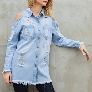 Camisas de vaquero de mezclilla con ribete crudo rasgado con hombros desgastados para mujer con parte inferior deshilachada, Top clásico elegante para mujer - Product Image 4