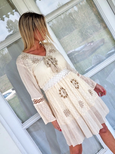 Robe décontractée en jersey 100% coton pour femmes, taille naturelle, longueur genoux, avec un design à franges sur le devant, blanche - Product Image 5