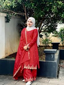 Conjunto de Top, Pantalones Palazzo y Dupatta de Seda Chinon Pura para Mujer, con Trabajo a Mano y Adornos Elegantes para Ocasiones Especiales - Product Image 4