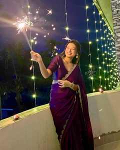 Sari de seda de satén pesado de diseñador con borde Hotfix Diamond Jarkhan para fiestas para hombres indios pakistaníes mujeres inspiradas en Holly - Product Image 2