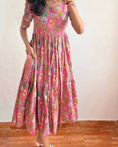 Vestido Maxi de Algodón Rosa con Estampado Floral para Días Soleados de Verano, con Volantes en la Parte Inferior, Elegante para la Playa, Bodas, Diwali, Fiestas, Absorbe la Humedad y Protege del Sol - Product Image 3