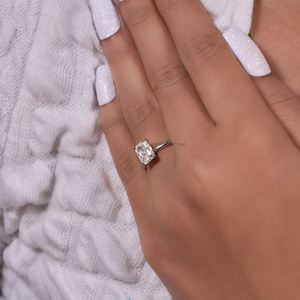 Bague en diamant Moissanite de 1.50 carats coupe radiante pour fiançailles bague solitaire allongée glace pilée pour mariées modernes - Product Image 3