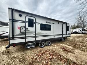 Remolque de Viaje Moderno Usado Winnebagos Industries Minnie 2401RG 2021-2024 de 27 pies 4x4 para 5 y 4 Personas - Product Image 2