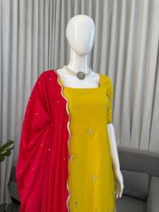 Ensemble prêt-à-porter entièrement cousu en soie crêpe naturelle avec haut, bas et dupatta, orné de broderies complexes et de sequins. - Product Image 5