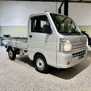 Camionnette japonaise Suzuki-Carry Kei 4x4 DA16T 2018, mini-camion benne basculante, moteur 3 cylindres R06A de 658 cm³, 50 ch et boîte manuelle à 5 vitesses - Product Image 1