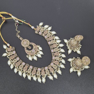 ชุดเครื่องประดับแฟชั่นอินเดียสุดพิเศษชุดสร้อยคอหิน CZ และไข่มุกพร้อมต่างหูชุดสวมหัวสำหรับผู้หญิง - Product Image 1