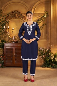 Vêtements indiens et pakistanais pantalon Kurtis avec rayonne avec broderie complexe travail vêtements ethniques pantalon Kurti à vendre à l'exportation - Product Image 6
