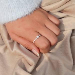 Bague solitaire en argent sterling 925 coupe ronde minimaliste bijoux en moissanite empilables simples - Product Image 1