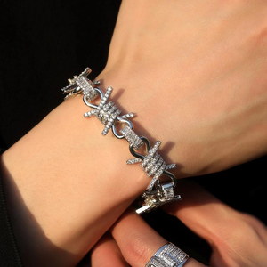 Bracelet en fil de fer barbelé argenté avec fermoir pavé de diamants moissanite, bijoux de luxe hip-hop pour hommes - Product Image 1