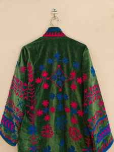 Veste en velours vert Suzani brodée, faite à la main, motif floral tribal, long manteau bohème, veste ethnique tendance pour femmes - Product Image 5