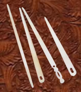 Aguja de Hueso Ecológica Pulida con Precisión para Bordado Decorativo de Crescent Crafts - Product Image 1