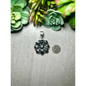 Pendentif Rena Shelly en buffle blanc et argent sterling avec technologie d'incrustation à sertissage clos - Product Image 2