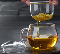 Vente en gros de tasses à thé en verre borosilicate Chien Keng, transparentes, minimalistes, avec infuseur, poignée, réutilisables, résistantes à la chaleur, 10-14 oz. Carton personnalisé