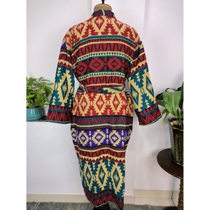 ชุดกิโมโน/เสื้อคลุมแบบยูนิเซ็กซ์ สีเบจแดง พร้อมลายพิมพ์ดอกไม้หรูหราแบบเมืองและลายเรขาคณิตเพชร ผลิตจากผ้าขนสัตว์ผสมขนจามรี - Product Image 5