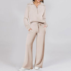 Conjunto deportivo de dos piezas para mujer, diseño moderno, color beige, con sudadera con capucha y pantalones de chándal de largo completo. - Product Image 1