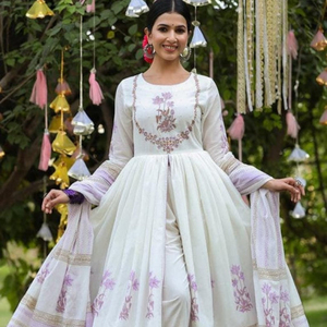 Blanco Anarkali Simple y de tendencia Georgette Full Flair y traje de pantalón de manga y Dupatta Beautiful Color Casual Wear - Product Image 2