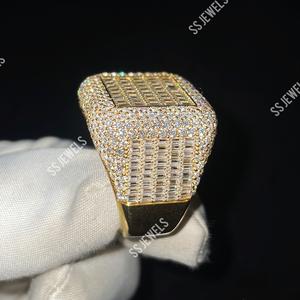 Ensemble de canaux tendance en argent 925 plaqué rhodium sur mesure pour hommes Bague de championnat Baguette Moissanite pour cadeau de rappeur de fiançailles - Product Image 2