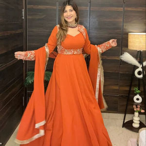 Conjunto de Palazzo Étnico de Lujo para Mujer al por Mayor con Bordado Crush Stitched, Dupatta de Red Suave con Moti, Vestido Festivo Indio para Fiesta Nupcial - Product Image 1