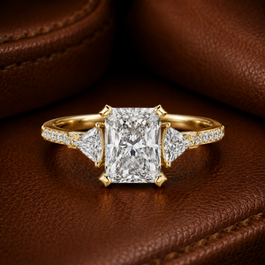 Anillo de Diamante Cultivado en Laboratorio con Corte Radiante, Oro Sólido de 14K/18K, Acento Lateral Trillón, DEFVVS, Certificado IGI, Anillo de Compromiso, Fabricante OEM - Product Image 1