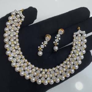 Collier de créateur de haute qualité en plaqué or avec pierres CZ serti de boucles d'oreilles pour la collection de vêtements de fête de mariage pour femmes - Product Image 1