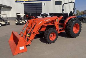   Tractor Utilitario Compacto MX6000HST 4WD con Transmisión Hidrostática y Opción de Cargador Frontal para Agricultura y Paisajismo - Product Image 6