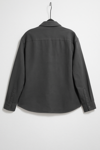 Camisa de algodón de alta calidad con logotipo personalizado, hecha de tela tejida de sarga de algodón peinado de peso medio, utilizando una técnica de teñido liso - Product Image 4