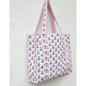 Sac fourre-tout matelassé à imprimé floral d'été léger avec fermeture à glissière Élégant et à la mode pour un usage quotidien et des escapades de week-end - Product Image 5