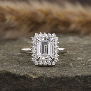 Bague de fiançailles en or massif 10K avec diamant taille émeraude de laboratoire Certificat IGI Bague luxueuse de style halo Cadeau pour femme - Product Image 2