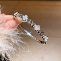 Bracelet en acier inoxydable haut de gamme délicat Zircon fleur plaqué pour femme accessoire de mode à la mode pour une tenue de fête quotidienne