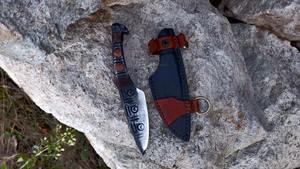 Guardianes del Antiguo: Cuchillo forjado a mano grabado con calavera Vainas de acero al carbono y cuero Nuestros cuchillos de acero al carbono - Product Image 2