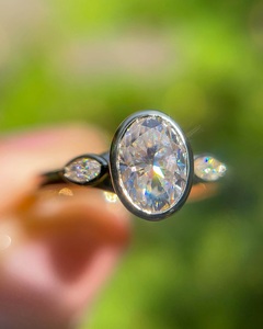 Anillo de compromiso minimalista de diamante de corte ovalado de 10x8mm | Conjunto de bisel Anillo de Boda nupcial de tres piedras | Anillo de oro de 18 quilates de plata esterlina - Product Image 1