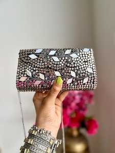 Bolso de Mano Metálico de Lujo Atemporal para Mujer, Diseñado para Eventos Nocturnos Clásicos, con Correa de Cadena, Moderno y Elegante para Fiestas - Product Image 6