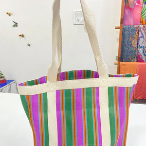 Bolsa de compras de nailon con cremallera reutilizable ecológica RPET bolsas de playa de plástico recicladas tejidas a rayas hechas en India - Product Image 1