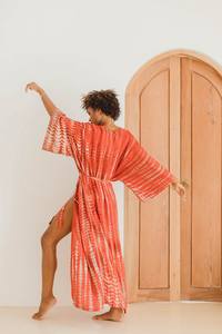 Trendy 100% Rayon Tie Dye Kimono Wrap para mujeres Vacaciones de verano Playa Cubrir con cinturón Patrón tejido Tamaño libre-¡Pida ahora! - Product Image 2