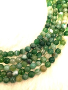 Perles rondes facettées en agate verte naturelle de qualité supérieure, 8 mm, brin de 14 pouces, pierres précieuses de guérison pour la fabrication de bijoux, Maharashtra, Inde - Product Image 1