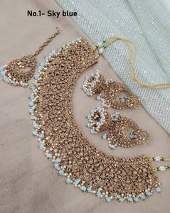 Un ensemble de bijoux en strass de qualité supérieure avec des boucles d'oreilles détaillées en pierre et un casque pour les mariées - Product Image 3