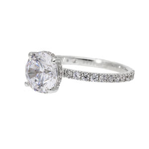 Elegante anillo de compromiso solitario de oro amarillo de 14 quilates con diamante central de corte brillante redondo y juego de pavé de diamantes naturales en el vástago - Product Image 2