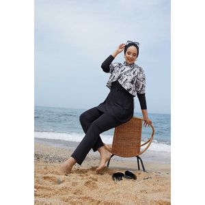 Traje de Baño Negro Modesto para Niñas con Estampado de Letras en la Parte Superior - Product Image 1