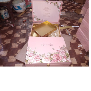 Cajas de tarjetas de invitación de boda hechas a medida, con patrones florales, con nombres de novia y novio, disponibles con bandeja de chocolate - Product Image 1