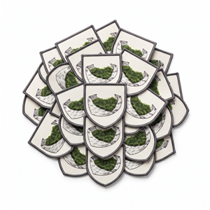 Écusson personnalisé de marque, motif bouclier en écorce de bouleau et mousse verte, avec bordure gris sergé blanc cassé, thermocollant - Product Image 1