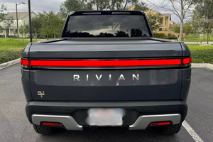 SUV R1T 2024 d'occasion propre, conduite à gauche, sièges en cuir, automatique, caméra arrière, 150-200 ch, 200-300 Nm, prêt à rouler - Product Image 4