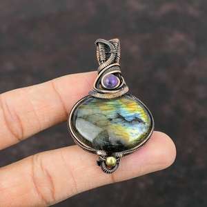 Pendentif vintage en forme de pyramide en fil de cuivre plaqué or avec pierre de labradorite et malachite, prix de gros - Product Image 5