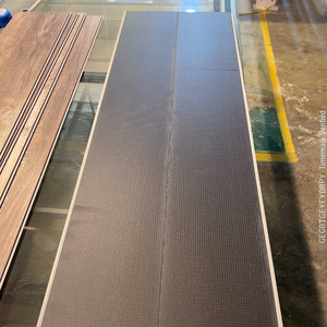 Fabricant direct du Vietnam, vente en gros de planches de vinyle de luxe sur mesure, épaisseur 5 mm et 7 mm, grain de bois de chêne. - Product Image 6