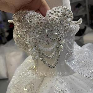 Vestido de Novia Moderno con Cuello Barco y Cola Capilla, con Flores, Encaje y Cristales - Para Niñas (Modelo OY012) - Product Image 6