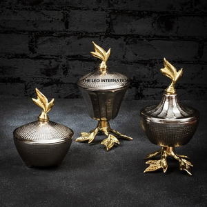 Bol de cuisine personnalisable au design de feuille avec couvercle en métal gris et or Stockage de collations et d'aliments gratuit pour les biscuits - Product Image 1