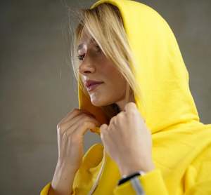 Sweat à capuche déchiré solide jaune pour femmes et ensemble de joggings survêtement deux pièces décontracté Streetwear pour vêtements de sport 100% coton - Product Image 3