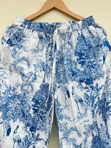 ชุดนอนผ้าฝ้ายพิมพ์ลายดอกไม้ทำมือจากอินเดีย หรูหราสำหรับฤดูใบไม้ผลิ/ฤดูร้อน/ฤดูใบไม้ร่วง ชุดนอนลำลองสุดพิเศษสำหรับใส่เดินเล่นตอนเช้าและกลางคืน ดีไซน์หรูหราและสง่างาม - Product Image 5