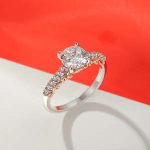 แหวนหมั้นประดับพลอยรูปฝักฟักทองชุบทองสองสี Jeulia - Product Image 4
